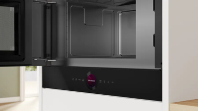 Furrë me mikrovalë e inkastruese Bosch BFL7221B1, 21L, 900W, e zezë