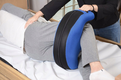 Jastëk rehabilitues Timago, për rrotullim pacienti, i zi
