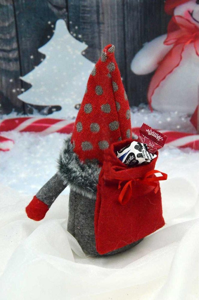 Figurine dekorative Santa Saska Garden, 20cm, me çantë dhuratash, e kuqe