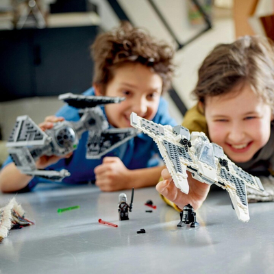 Set LEGO® Star Wars™ 75348 Mandalorian Fang-class fighter versus TIE Interceptor