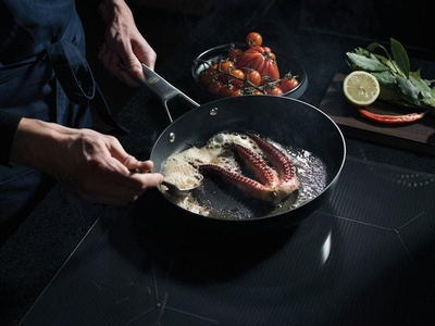 Tigan për skuqje Fiskars Taiten, 26 cm, alumin, i zi