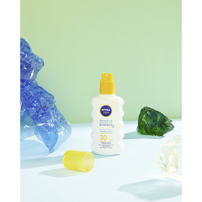 Sprej mbrojtës ndaj diellit Nivea SPF 30 Sensitive Immediate Protect, 200 ml