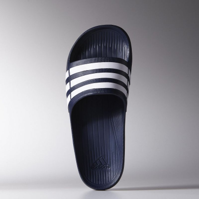 Shapka Adidas Duramo Slide G15892, plastike, blu Newnav me të bardha