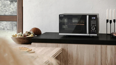 Furrë me mikrovalë Sharp YC-QC254AE-B, 25L, 900W, e zezë