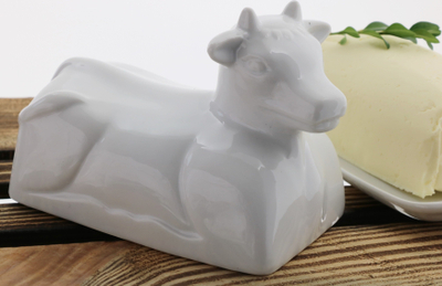 Kuti gjalpi porcelani, formë lope, me kapak, e bardhë