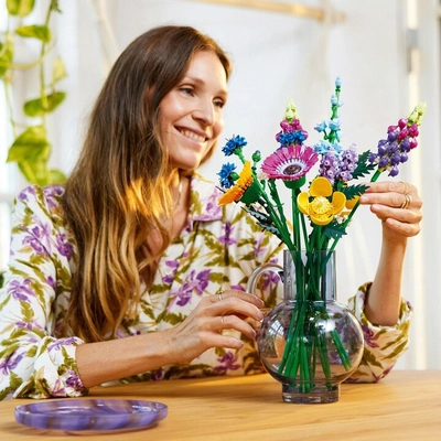 Set LEGO® Icons 10313 Meadow Flower Bouquet, 939 pjesë