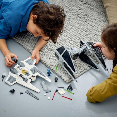Set LEGO® Star Wars™ 75348 Mandalorian Fang-class fighter versus TIE Interceptor