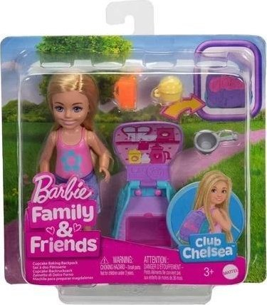 Kukull Barbie Chelsea Family and Friends, set për pjekje kapkejsh, me çantë shpine
