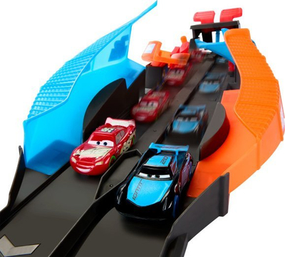 Pistë garash Mattel Disney Pixar Cars Glow Racers, Launch N Criss-Cross, me 2 makina që ndriçojnë