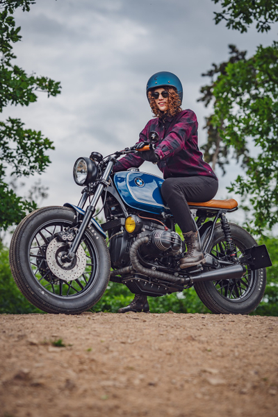 Kaskë moto CASSIDA Eso Super Hooligan, homologim ECE 22.06, e zezë mat blu metalik