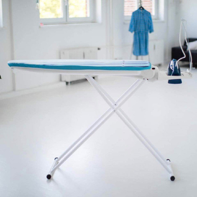 Desk hekurosje Leifheit Air Active Express M Plus, me sipërfaqe aktive me ajër, mbajtëse hekuri, blu me të bardhë