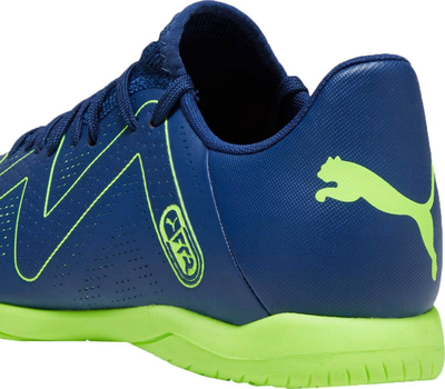 Këpucë futbolli për sallë Puma Future Play IT M 107382 03, taban gome pa gjurmë, blu me jeshile neon