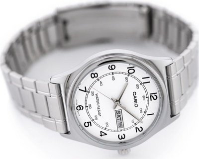 Ora dore Casio MTP-V006D-7B2, çelik inox, ekran me ditë dhe datë, sferë e bardhë