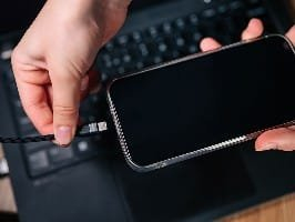 Kabllo karikimi Tracer USB A në Lightning, 1m, tekstil, i zi