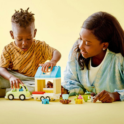 Lodër ndërtimi LEGO DUPLO 10986 Family House on Wheels, set familjar, për kalamaj 2+