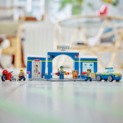 Сет играчки ЛЕГО Сити 60370 Потера на полициската станица, градба, 4+