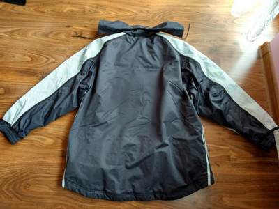 Jaka sportive Adidas Tiro 23 League, që s’e kap shiu, me kapuç që hiqet, gri me të zezë
