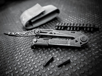 Multitool Gerber Center Drive, 14 në 1, çelik inox, i zi