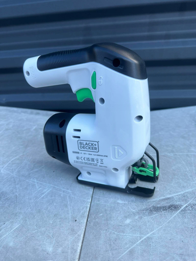 Sharrë orbitale me bateri BLACK+DECKER Reviva REVJ12C, 12V, e vogël, bardh e zi