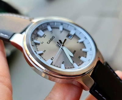 Orë dore Casio MTP-E173L-7AVEF, e zezë