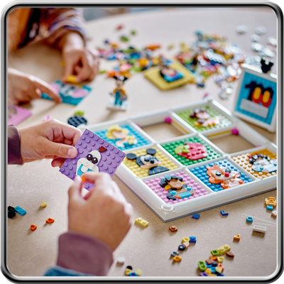 Set LEGO Disney 100 Years of Iconic Disney Animations 43221, 12 panele, minifigurë Mickey Mouse, shumëngjyrësh