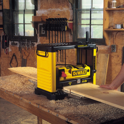 Rende druri Dewalt DW733, 1800W, fugëruese trashezuese, e verdhë