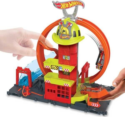Set loje Hot Wheels City Super Loop Fire Station, me pistë loop, përfshin kamion zjarrfikës 1:64, shumëngjyrësh