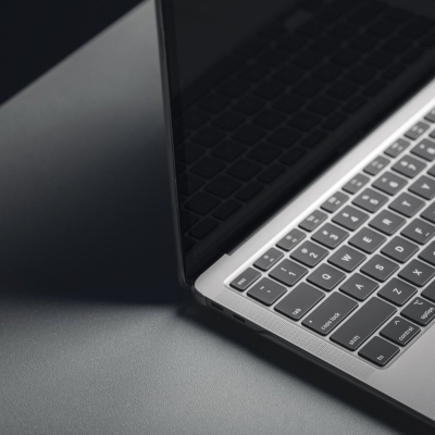 Filmi mbrojtës Moshi iVisor XT për MacBook Air 13.6", Retina, me kornizë të zezë