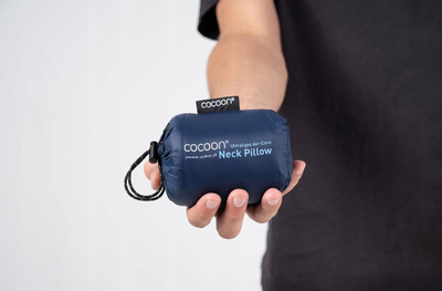 Jastëk udhëtimi Cocoon Air-Core, me fryrje me ajër, një masë, blu e çelët me gri