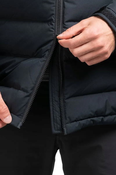 Xhaketë dimri Mountain Equipment Lightline Eco për burra, me pupla të ricikluara, me kapuç që hiqet, e zezë