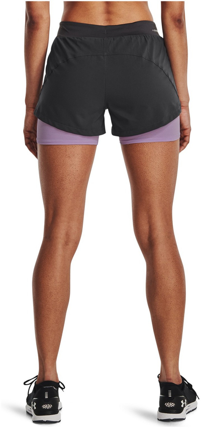 Pantallona të shkurtra sportive Under Armour Iso-Chill 2in1 Women, shtrirje elastike, thithje djersë, të zeza me lejla