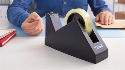 Dispenser shiriti ngjitës Tesa 57431, 2.5 cm, 66 m, i zi