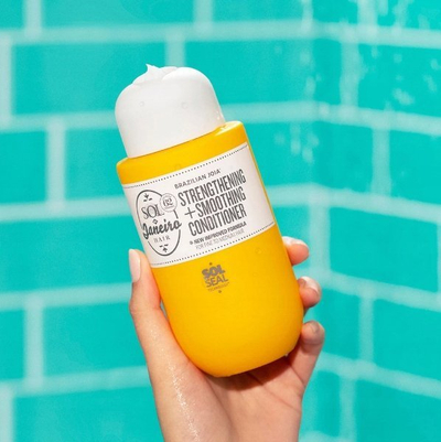 Balsam flokësh Sol De Janeiro Brazilian Joia, forcuese dhe zbutëse, 295ml