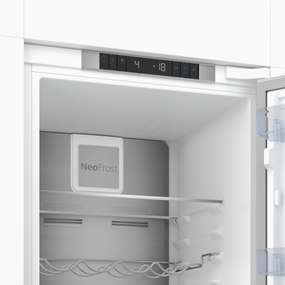Frigorifer i integruar Beko BCNA306E4SN, ngrirës poshtë, i bardhë