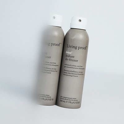 Sprej i thatë për flokë Living Proof No Frizz Instant De-Frizzer, 208 ml