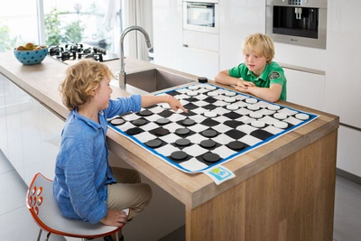 Lojë tavëll BS Toys Giant Checkers, dërrasë e madhe 85x85cm, gurë të mëdhenj bardh e zi