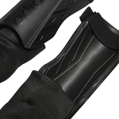 Mbrojtëse këmbe futbolli adidas Tiro SG Match HN5607, me rrip, me mbrojtës kyçi, e zezë