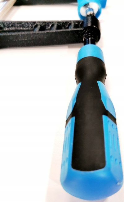 Klemë marangozësh Rischmann 200x50 mm, formë F, dorezë e rehatshme ergonomike, blu e zezë