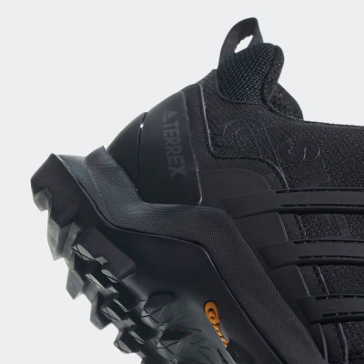 Këpucë hiking Adidas Terrex Swift R2, të lehta, taban me kapje, ngjyrë e zezë