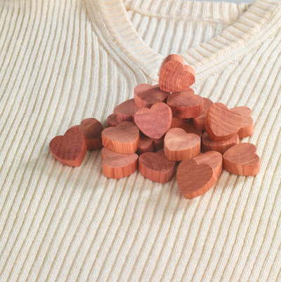 Aromatizues dollapi Wenko Small Scented Hearts, set zemrash të vogla, erë e freskët