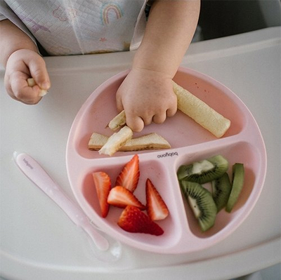 Pjatë silikoni BABYONO, me kupë thithëse, me 3 ndarje, rozë