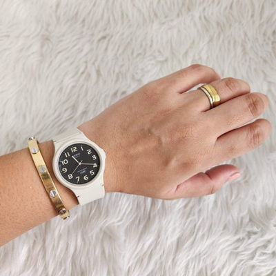 Ora dore Casio MQ24UC-8B, analog, rezistente ndaj ujit, e bardhë