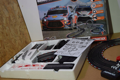 Pistë garash Ninco Rally Turini, slot 1:43, me telekomandë, shumëngjyrëshe