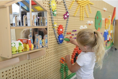 Set lodër edukative Masterkidz Wall Panels Gears and Chain, 79 pjesë, STEM, shumëngjyrësh