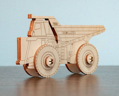 Model druri mekanik Belaz 7530, puzzle 2D, me rrota që levizin, ngjyrë natyrale druri