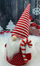 Figurinë Krishtlindjesh Saska Christmas Gnome, 35 cm, me peshë poshtë që rri në këmbë, e kuqe me të bardhë
