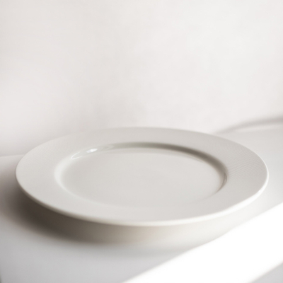Pjatë e sheshtë Verlo Norwich, porcelani, 27 cm, ecru beige, me hesap me vizatime gjeometrike