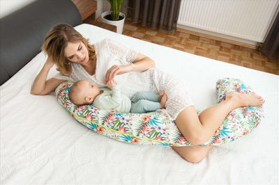 Jastëk pozicionues BabyMatex C, 300cm, pambuk, me lule shumëngjyrëshe