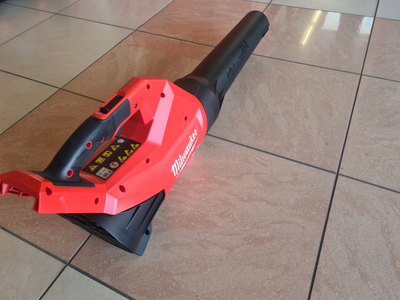 Fshesë ajri Milwaukee M18 FBLG3-802 set, 2 bateri 8Ah, pa kabllo, e kuqe e zezë