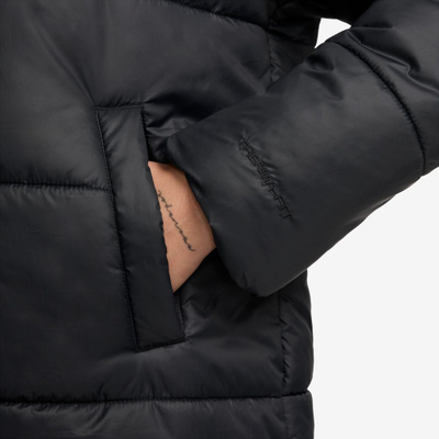 Зимска јакна со капуљача Nike Classic Therma FIT, за жени, црна